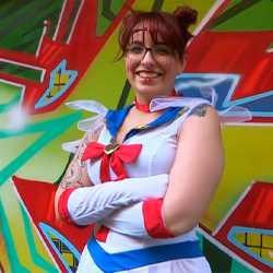 Eva, the gamer otaku dreamed of by all. From Sailor Moon HUNTING geeks in the shops of Madrid.